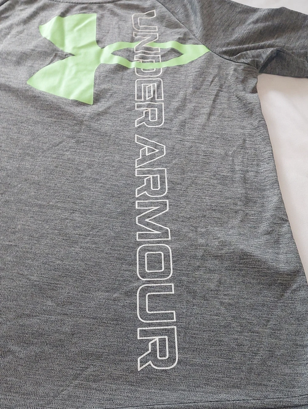 Under Armour Boys Size 7,8.Gray And Green Logo